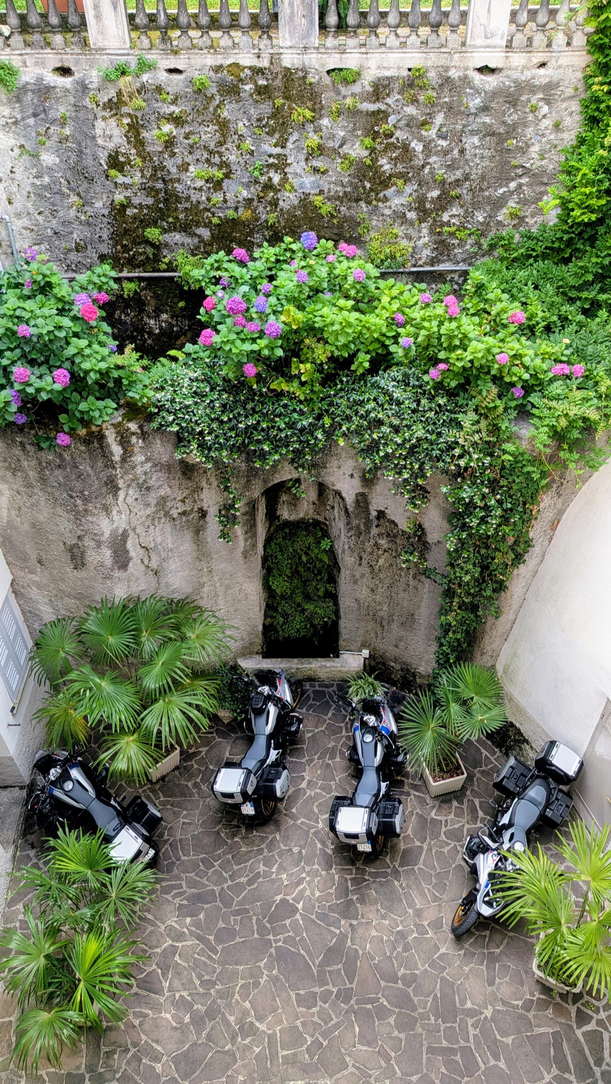 Motos BMW de MotoRent estacionadas en el patio del hotel
